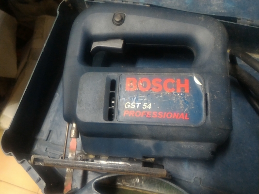 เลื่อยจิ๊กซอร์ไฟฟ้า ยี่ห้อ BOSGH รุ่น GST 54 ขนาดกำลังของมอเตอร์ 400 W.  ทำงานต่อเนื่องได้ดี