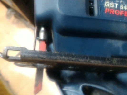 เลื่อยจิ๊กซอร์ไฟฟ้า ยี่ห้อ BOSGH รุ่น GST 54 ขนาดกำลังของมอเตอร์ 400 W.  ทำงานต่อเนื่องได้ดี