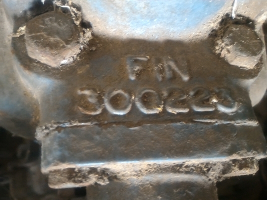 หัวปั๊มลมแบบลูกสูบ ขนาดใหญ่แบบ 3 สูบ มาจากญี่ปุ่น ตัวพูลเลย์ติดมาพร้อม ประมาณว่าจะต้องใช้มอเตอร์ 10 -15 แรงม้าขับ(มองหายี่ห้อไม่เจอ )