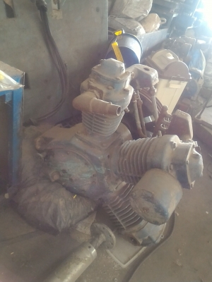 หัวปั๊มลมแบบลูกสูบ ขนาดใหญ่แบบ 3 สูบ มาจากญี่ปุ่น ตัวพูลเลย์ติดมาพร้อม ประมาณว่าจะต้องใช้มอเตอร์ 10 -15 แรงม้าขับ(มองหายี่ห้อไม่เจอ )