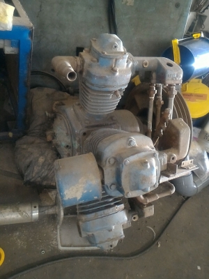 หัวปั๊มลมแบบลูกสูบ ขนาดใหญ่แบบ 3 สูบ มาจากญี่ปุ่น ตัวพูลเลย์ติดมาพร้อม ประมาณว่าจะต้องใช้มอเตอร์ 10 -15 แรงม้าขับ(มองหายี่ห้อไม่เจอ )