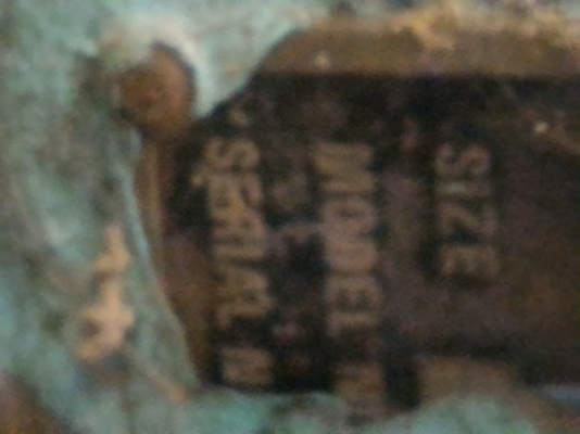 หัวปั๊มลมแบบลูกสูบ ขนาดใหญ่แบบ 3 สูบ มาจากญี่ปุ่น ตัวพูลเลย์ติดมาพร้อม ประมาณว่าจะต้องใช้มอเตอร์ 10 -15 แรงม้าขับ(มองหายี่ห้อไม่เจอ )