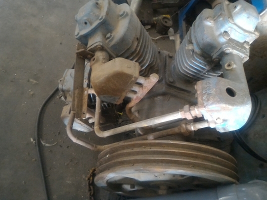 หัวปั๊มลมแบบลูกสูบ ขนาดใหญ่แบบ 3 สูบ มาจากญี่ปุ่น ตัวพูลเลย์ติดมาพร้อม ประมาณว่าจะต้องใช้มอเตอร์ 10 -15 แรงม้าขับ(มองหายี่ห้อไม่เจอ )