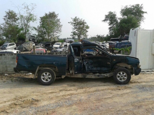 ซากนิสสันถอดเเยกทุกอย่างทั้งคันสนใจมีหลายรุ่นทั้งเก๋งเเละกระบะ