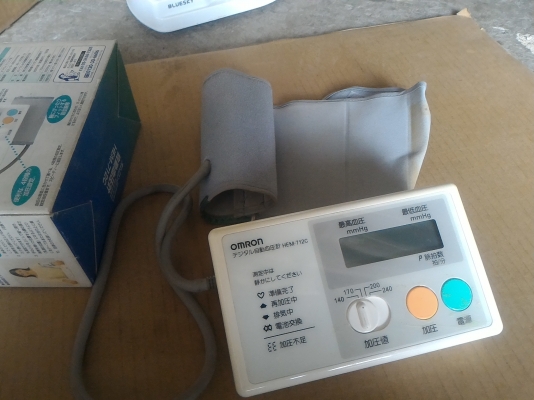 เครื่องวัดความดันโลหิต ยี่ห้อ OMRON  แบบใช้แถยรัดที่แขน แสดงค่า ความดันตัวบน - ตัวล่าง และการเต้นของหัวใจ