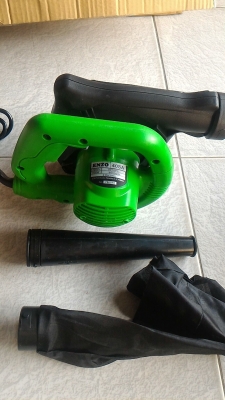 โบเวอร์ ดูด - เป่าลม ยี่ห้อ ENZO  ใช้ปุ่มกดเพื่อปรับความเร็ว ปรับแรงลม ใช้ในงานดูดหรือส่งฝุ่น ยาง, ก๊าซ, ข้าว, เมล็ดพืช, เศษวัสดุต่าง ๆ ใช้ไฟ 220 V. พร้อมใช้งานได้เลย  มีกล่องพร้อม