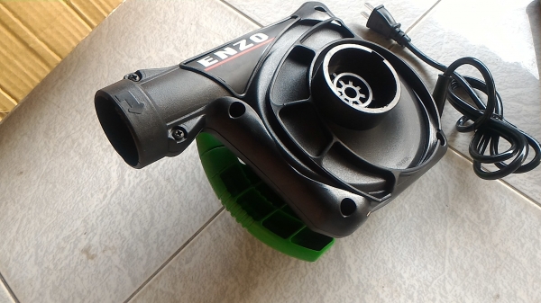 โบเวอร์ ดูด - เป่าลม ยี่ห้อ ENZO  ใช้ปุ่มกดเพื่อปรับความเร็ว ปรับแรงลม ใช้ในงานดูดหรือส่งฝุ่น ยาง, ก๊าซ, ข้าว, เมล็ดพืช, เศษวัสดุต่าง ๆ ใช้ไฟ 220 V. พร้อมใช้งานได้เลย  มีกล่องพร้อม