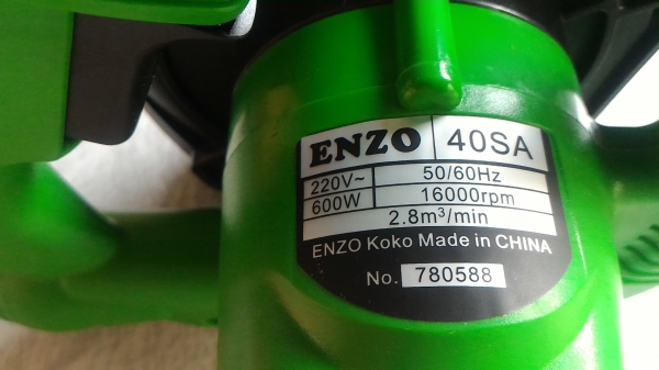 โบเวอร์ ดูด - เป่าลม ยี่ห้อ ENZO  ใช้ปุ่มกดเพื่อปรับความเร็ว ปรับแรงลม ใช้ในงานดูดหรือส่งฝุ่น ยาง, ก๊าซ, ข้าว, เมล็ดพืช, เศษวัสดุต่าง ๆ ใช้ไฟ 220 V. พร้อมใช้งานได้เลย  มีกล่องพร้อม