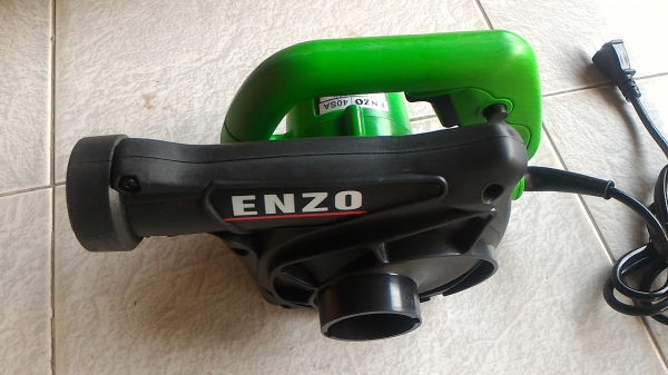 โบเวอร์ ดูด - เป่าลม ยี่ห้อ ENZO  ใช้ปุ่มกดเพื่อปรับความเร็ว ปรับแรงลม ใช้ในงานดูดหรือส่งฝุ่น ยาง, ก๊าซ, ข้าว, เมล็ดพืช, เศษวัสดุต่าง ๆ ใช้ไฟ 220 V. พร้อมใช้งานได้เลย  มีกล่องพร้อม