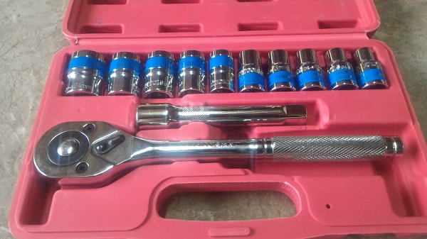 ประแจบล็อก ขนาดข้อต่อสวม 12 มม. euro king tool 12 ชิ้น  พกพาตัวไปไหนต่อไหนง่าย ล็อกการสวมก้านหรือลูกบล็อกได้แน่น สวมง่ายด้วยการกดปลอดล็อก