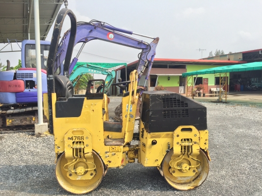 ขายรถBomagรุ่นBW80นำเข้าจากญี่ปุ่น ไม่เคยใช้งานในไทย มีเอกสารพร้อมจดทะเบียน น้ำหนัก1.6ตันหน้าเหล็กหลังเหล็ก  บดอัดสั่นสเทือนได้ทั้ง2ล้อ เอวออ่น  เครื่องยนต์ดีเซล สภาพดีพร้อมใช้งาน