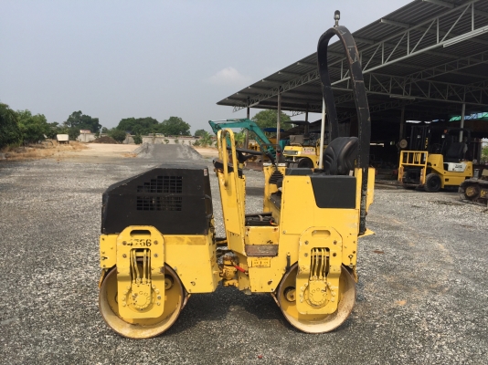 ขายรถBomagรุ่นBW80นำเข้าจากญี่ปุ่น ไม่เคยใช้งานในไทย มีเอกสารพร้อมจดทะเบียน น้ำหนัก1.6ตันหน้าเหล็กหลังเหล็ก  บดอัดสั่นสเทือนได้ทั้ง2ล้อ เอวออ่น  เครื่องยนต์ดีเซล สภาพดีพร้อมใช้งาน