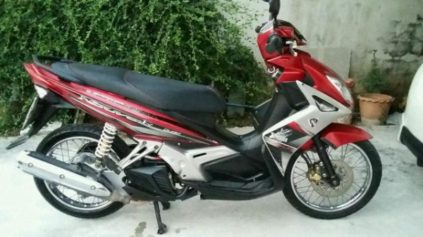 ขาย อิลิแก้น 135 เครื่องเดิมๆ ชุดโอนครับ  ระบบไฟสมบูรณ์ สตาร์ทมือ สตาร์ทเท้าปกติ เฟืองท้ายไม่ดัง คลัชไม่มีหอน เป็นระบบคาร์บูไฟฟ้า ชุดสีสวย มีรอยนิดหน่อยแต่ไม่มีแตกหัก  ชุดโอน บัตรประชาชน สมุดเล่มเขียว ครบ ราคา #13500 บาท รับรองเป็นรถถุกกฎหมายสามารถโอนได้