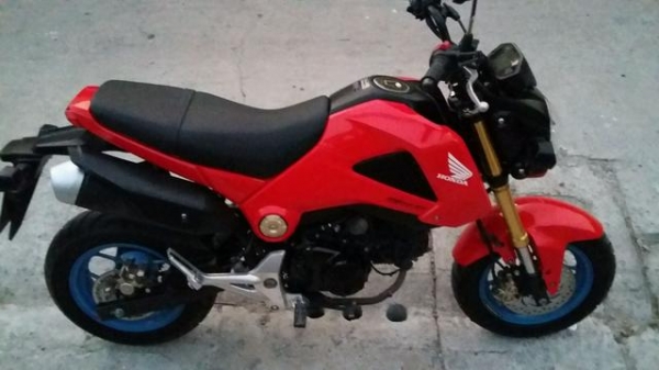 ขาย Honda Msx 125 ปี2013 เครื่องเดิม  ล้อแม็กสีฟ้าเปลี่ยนมาใหม่ ศูนย์ล้อตรงเช็คศูนย์แล้ว  ระบบไฟ ไฟหน้าเดิม ไฟหลังเดิม  ชุดสีใหม่กริบไม่มีแตกไม่มีรอย  ยางหน้า หลังใหม่ ดอกเต็ม ไมล์ดิจิตอล วิ่ง 17xxx โล ไฟ เบรค ไฟ ไมล์ ไฟเลี้ยว ติดปกติ โช๊คหน้า หลัง ไม่มีร