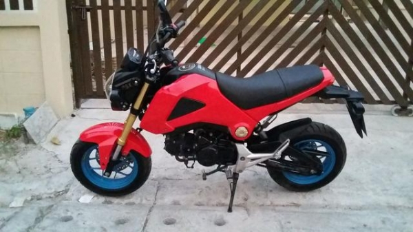 ขาย Honda Msx 125 ปี2013 เครื่องเดิม  ล้อแม็กสีฟ้าเปลี่ยนมาใหม่ ศูนย์ล้อตรงเช็คศูนย์แล้ว  ระบบไฟ ไฟหน้าเดิม ไฟหลังเดิม  ชุดสีใหม่กริบไม่มีแตกไม่มีรอย  ยางหน้า หลังใหม่ ดอกเต็ม ไมล์ดิจิตอล วิ่ง 17xxx โล ไฟ เบรค ไฟ ไมล์ ไฟเลี้ยว ติดปกติ โช๊คหน้า หลัง ไม่มีร