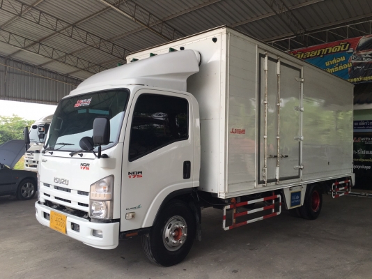 ขายISUZU 6ล้อ NQR 175  EURO 3 รุ่นหน้าตึกเครื่อง 175 เเรง เครื่องคอมมอลเรล ตู้เเห้งเปิดได้3บานจดทะเบียนปี 2557 (2014) ยาว5,6เมตร สภาพสวยใครต้องการไม่ผิดหวังราคา970,000บาทจัดไฟเเนนได้ดูรถได้ที่เต็นท์รถ JJ.AUTOCAR 2 หลังวัดจันทรารามติดถนนเพชรเกษมก.ม.ที่68.5