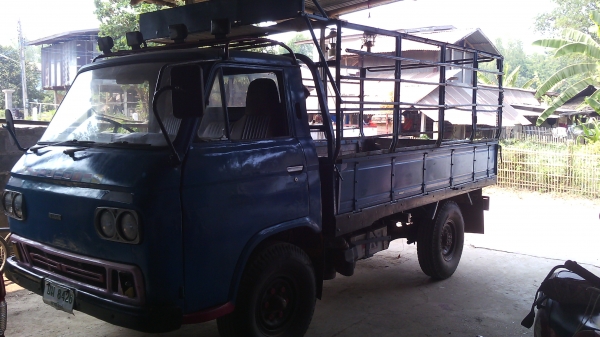 รถบรรทุกสี่ล้อกลางป้ายเล็กไม่ติดเวลา