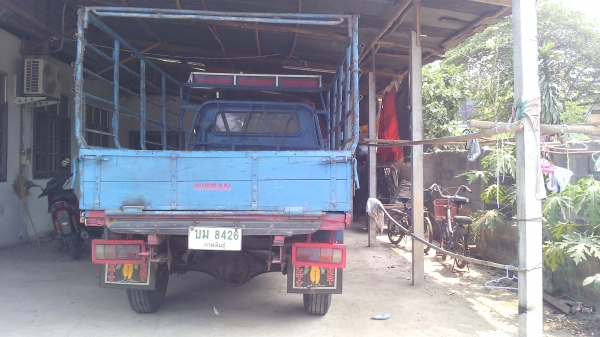 รถบรรทุกสี่ล้อกลางป้ายเล็กไม่ติดเวลา