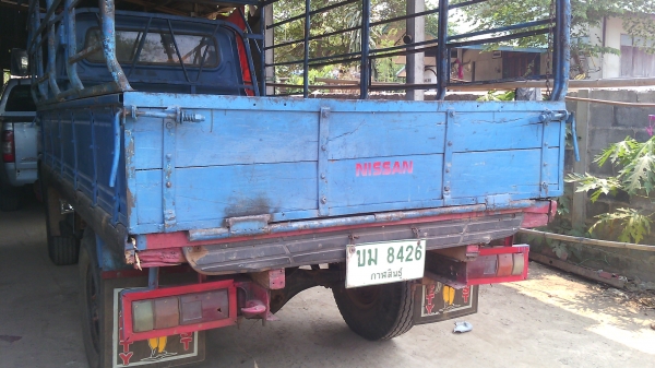 รถบรรทุกสี่ล้อกลางป้ายเล็กไม่ติดเวลา