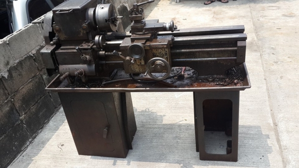 ขายครับขาย เครื่องกลึง ไต้หวัน ยี่ห้อ SW ขนาด 4 ฟุต 2 เพลา ไฟบ้านครับ ไฟบ้าน สภาพใช้งานอยู่ มี 3 ขาให้ ไม่มียันศูนย์ หัวจับ kitakawa ขนาด 6" ฟันกลับอยู่ครบ 29000 บาท 0814583376 เอก ปทุม