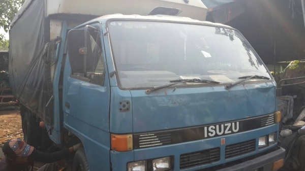 ขาย6ล้ออีซูซุ NPR เครื่อง4BD1ยาว4เมตรกว่าสภาพดียางดีชัชซีสวยมากพร้อมใช้หัวมีผุบ้างเล็กน้อยราคา265000บาท