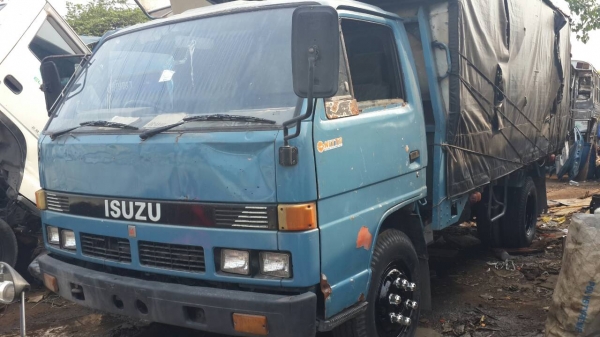 ขาย6ล้ออีซูซุ NPR เครื่อง4BD1ยาว4เมตรกว่าสภาพดียางดีชัชซีสวยมากพร้อมใช้หัวมีผุบ้างเล็กน้อยราคา265000บาท