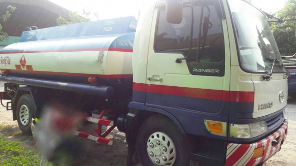 รถฮีโน่ 6 ล้อ ( บรรทุกน้ำมัน ) FB4J / 145 แรงม้า. ปี 41   สนใจติดต่อ  081 - 6079515