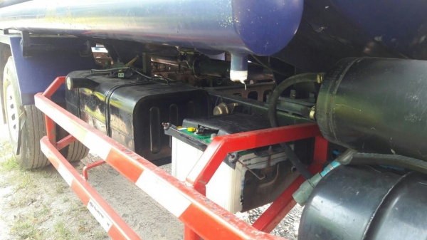 รถฮีโน่ 6 ล้อ ( บรรทุกน้ำมัน ) FB4J / 145 แรงม้า. ปี 41   สนใจติดต่อ  081 - 6079515