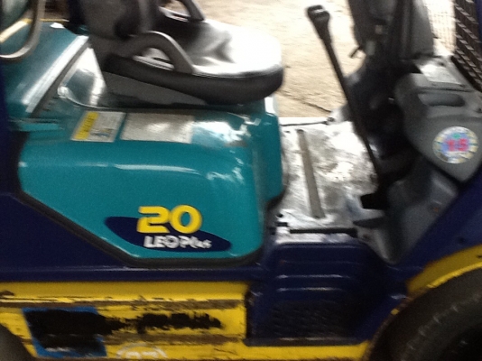 แหล่งรวมรถโฟลค์ลิฟท์งาเทฮิ้งค์ฟอร์คภาคตะวันออกสำหรับตักก้อนยางพารายางถ้วยและขี้ยาง