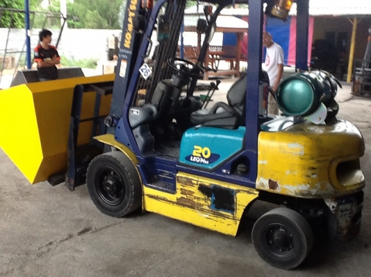 แหล่งรวมรถโฟลค์ลิฟท์งาเทฮิ้งค์ฟอร์คภาคตะวันออกสำหรับตักก้อนยางพารายางถ้วยและขี้ยาง