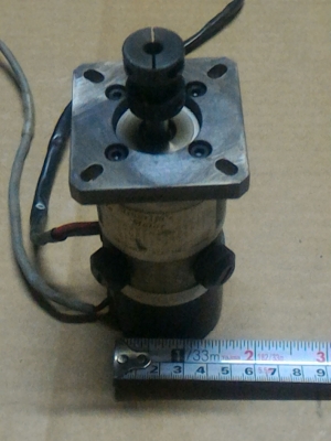 มอเตอร์ DC เซอร์โวมอเตอร์ ยี่ห้อ  MINERTIA จากญี่ปุ่น ขนาดโต 5 ซม. ยาว 16 ซม. แกนเพลาโตประมาณ 8  มม เทสแล้วเริ่มหมุนที่ 6 V. แรงบิดดี