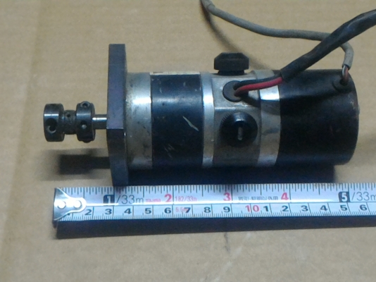 มอเตอร์ DC เซอร์โวมอเตอร์ ยี่ห้อ  MINERTIA จากญี่ปุ่น ขนาดโต 5 ซม. ยาว 16 ซม. แกนเพลาโตประมาณ 8  มม เทสแล้วเริ่มหมุนที่ 6 V. แรงบิดดี