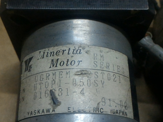 มอเตอร์ DC เซอร์โวมอเตอร์ ยี่ห้อ  MINERTIA จากญี่ปุ่น ขนาดโต 5 ซม. ยาว 16 ซม. แกนเพลาโตประมาณ 8  มม เทสแล้วเริ่มหมุนที่ 6 V. แรงบิดดี