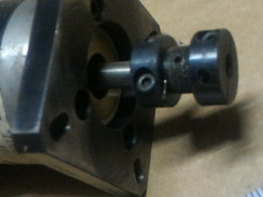 มอเตอร์ DC เซอร์โวมอเตอร์ ยี่ห้อ  MINERTIA จากญี่ปุ่น ขนาดโต 5 ซม. ยาว 16 ซม. แกนเพลาโตประมาณ 8  มม เทสแล้วเริ่มหมุนที่ 6 V. แรงบิดดี