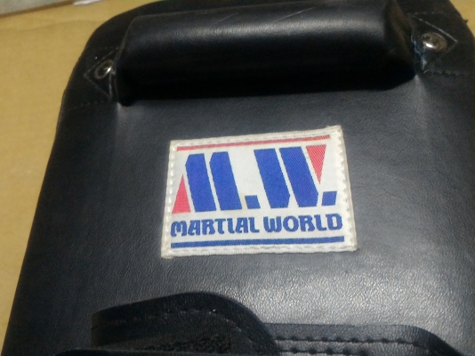 อุปกรณ์ซ้อมมวย ใช้ป้องสวมเป็นคู่ซ้อมไว้ล่อเป้า เป็นหนังสีดำ  มีอันเดียว