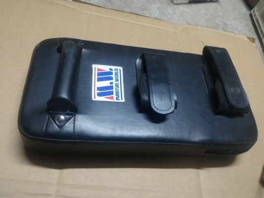 อุปกรณ์ซ้อมมวย ใช้ป้องสวมเป็นคู่ซ้อมไว้ล่อเป้า เป็นหนังสีดำ  มีอันเดียว