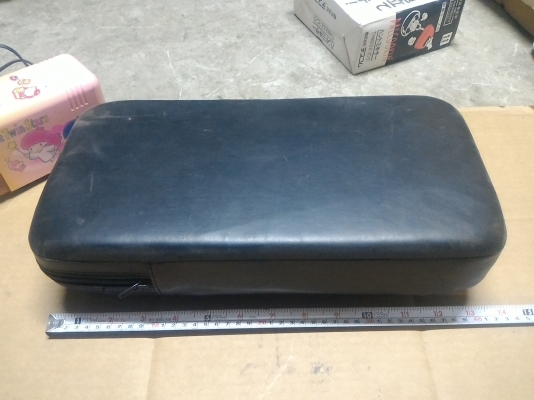 อุปกรณ์ซ้อมมวย ใช้ป้องสวมเป็นคู่ซ้อมไว้ล่อเป้า เป็นหนังสีดำ  มีอันเดียว