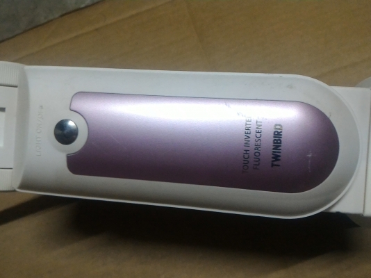 โครมไฟขาสามท่อนแบบยึดติดขอบโต๊ะ จากญี่ปุ่น ระบบสัมผัส เปิด-ปิด รูปทรงสวยงาม