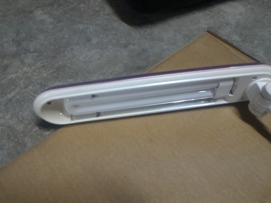 โครมไฟขาสามท่อนแบบยึดติดขอบโต๊ะ จากญี่ปุ่น ระบบสัมผัส เปิด-ปิด รูปทรงสวยงาม