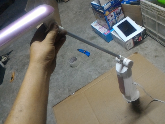 โครมไฟขาสามท่อนแบบยึดติดขอบโต๊ะ จากญี่ปุ่น ระบบสัมผัส เปิด-ปิด รูปทรงสวยงาม