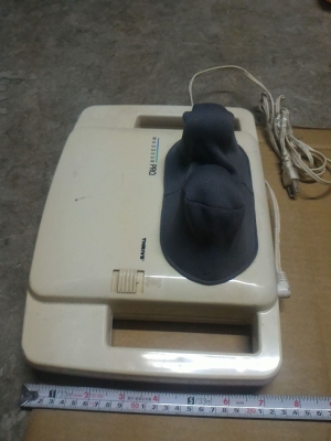 เครื่องนวด MASSEUR  PRO ทำงานเหมือนนิ้วมือคนบีบคล้าย นวดแขน ขา และลำตัวได้  ใช้ไฟ 100 V. กำลังไฟแค่ 11 W.  ทำงานได้เงียบมากๆ