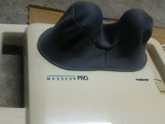 เครื่องนวด MASSEUR  PRO ทำงานเหมือนนิ้วมือคนบีบคล้าย นวดแขน ขา และลำตัวได้  ใช้ไฟ 100 V. กำลังไฟแค่ 11 W.  ทำงานได้เงียบมากๆ