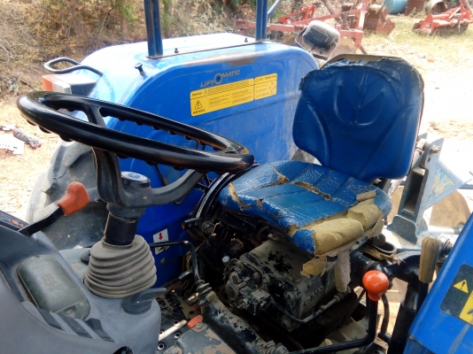 ขายรถไถ  newholland TT75 ราคาต่อรองได้คับ