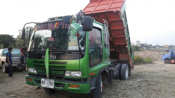 ขายรถดั้ม เดก้า195แรง พ.เพาเวอร์ เบรกทิฟฟี่ ยาง825ขอบ16 ภายในสวย แอร์เย็น รถสวยพร้อมใช้งาน เอกสารพร้อมโอน สนใจโทร 090-8588220คุณนะ 093-3258446คุณบิว หรือเข้าดูสินค้าอื่นๆได้ที่ www.truck.in.th/498 หรือเพจFacebook ณรงค์ ซื้อขายรถมือสอง (เว็บไซต์ส่วนตัว) หร