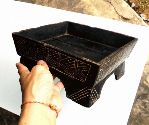 พานหมากโบราณ ลงรักดำเก่า แกะลายพื้นบ้านเดิมๆ งานทำมือมีชิ้นเดียวในโลก