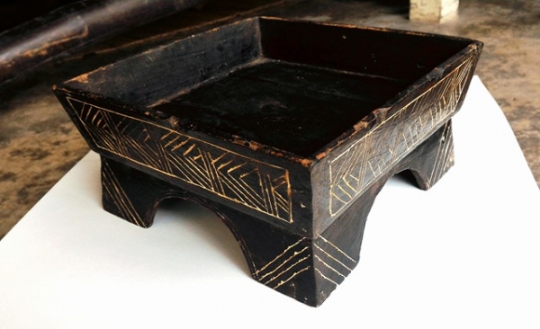 พานหมากโบราณ ลงรักดำเก่า แกะลายพื้นบ้านเดิมๆ งานทำมือมีชิ้นเดียวในโลก