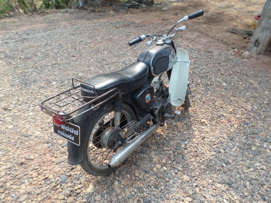 ขายมอไซค์คลาสสิคฮอนด้าชี200 สภาพเทพๆแห้ง เครื่องไนท์110 เครื่องฟิตไม่ดังไม่หอนไม่ควัน เอกสารเครื่องเล่มพร้อมชุดโอน ออกใบซื้อขายให้แต่โอนไม่ได้ต่อภาษีไม่ได้นะครับไว้ขี่เล่นสวยงามไปตลาด ราคา 35,000บาท สนใจสอบถามได้ครับ  เบอร์ติดต่อ 080-1696651 รถอยู่ที่โรงพ