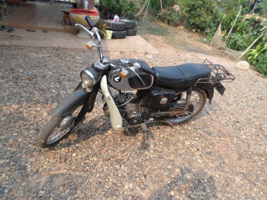 ขายมอไซค์คลาสสิคฮอนด้าชี200 สภาพเทพๆแห้ง เครื่องไนท์110 เครื่องฟิตไม่ดังไม่หอนไม่ควัน เอกสารเครื่องเล่มพร้อมชุดโอน ออกใบซื้อขายให้แต่โอนไม่ได้ต่อภาษีไม่ได้นะครับไว้ขี่เล่นสวยงามไปตลาด ราคา 35,000บาท สนใจสอบถามได้ครับ  เบอร์ติดต่อ 080-1696651 รถอยู่ที่โรงพ