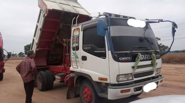 ขายรถดั้ม5คิว เดก้า195แรง แคชซีFRR พ.เพาเวอร์ เบรกทิฟฟี่ ยาง825ขอบ16 ภายในสวย แอร์เย็น รถสวยพร้อมใช้งาน เอกสารพร้อมโอน ราคา720,000 สนใจโทร 090-8588220คุณนะ 093-3258446คุณบิว หรือเข้าดูสินค้าอื่นๆได้ที่ www.truck.in.th/498 หรือเพจFacebook ณรงค์ ซื้อขายรถมื