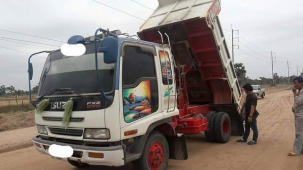 ขายรถดั้ม5คิว เดก้า195แรง แคชซีFRR พ.เพาเวอร์ เบรกทิฟฟี่ ยาง825ขอบ16 ภายในสวย แอร์เย็น รถสวยพร้อมใช้งาน เอกสารพร้อมโอน ราคา720,000 สนใจโทร 090-8588220คุณนะ 093-3258446คุณบิว หรือเข้าดูสินค้าอื่นๆได้ที่ www.truck.in.th/498 หรือเพจFacebook ณรงค์ ซื้อขายรถมื